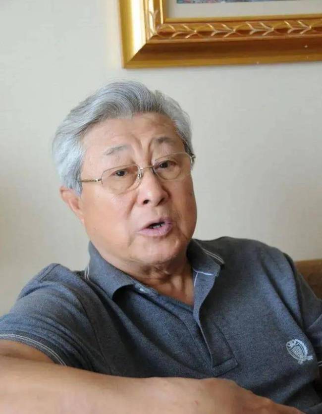 一代男神王心刚：妻子患病他不离不弃，相守50年，今90岁幸福美满