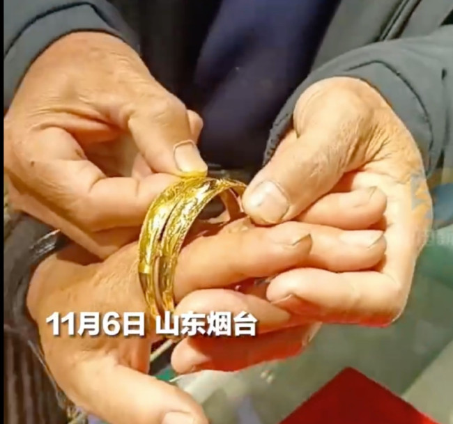 大叔卖完苹果花4万给老伴买首饰：克数少的不要