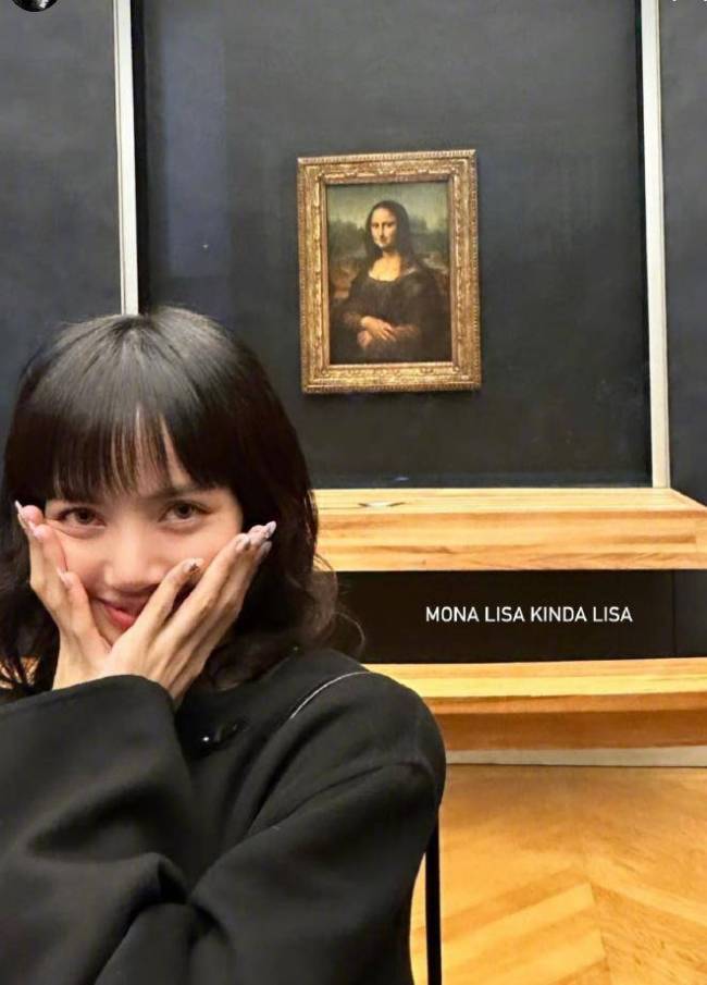 世界最出名的两个lisa同框了，Lisa和名画蒙娜丽莎合影，人比画美