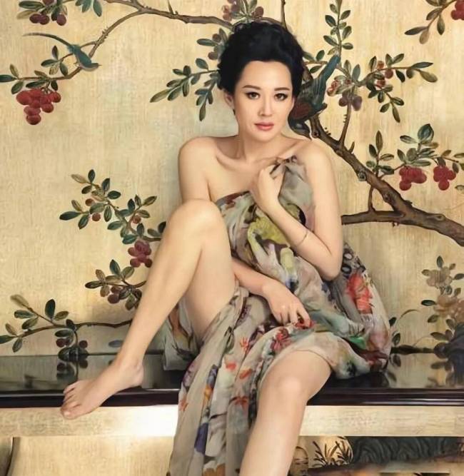 54岁许晴令人惊艳！优雅风情尽显无疑，女人上点年纪才有的独特韵味