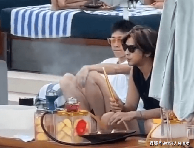 张一山疑似在何超莲的婚礼上吞云吐雾？袁弘佩服窦骁一人策划婚礼