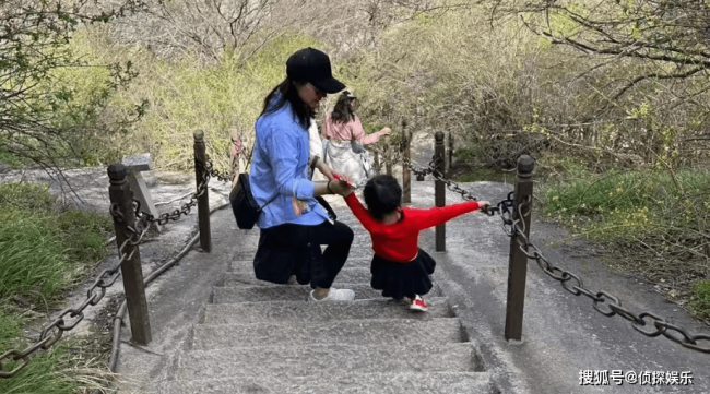 郭晶晶带娃乘火车出游，兄妹仨爬华山不娇气，两个女儿穿汉服美翻