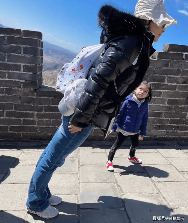 郭晶晶带娃乘火车出游，兄妹仨爬华山不娇气，两个女儿穿汉服美翻