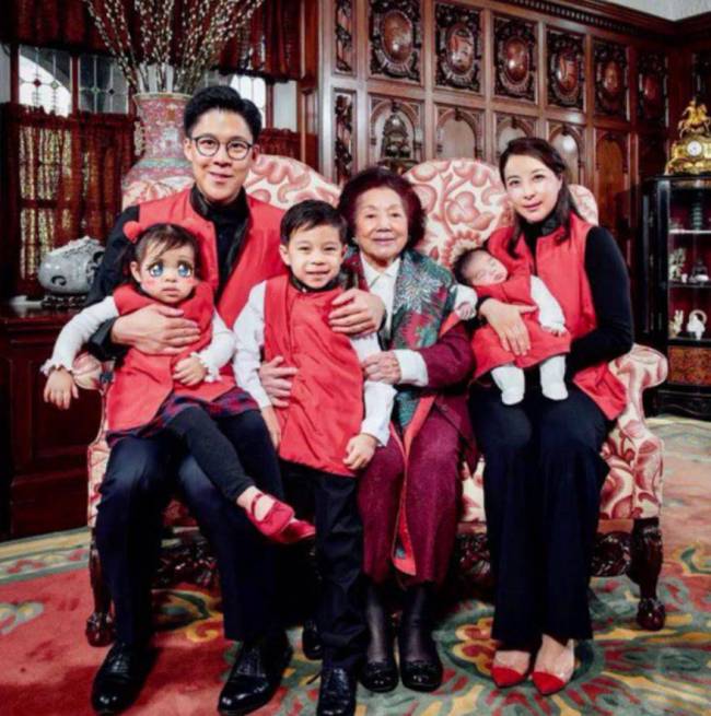 郭晶晶带娃出游，俩女儿长相曝光，霍启刚家庭事业双赢出现幸福肥