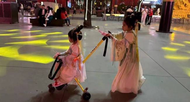 郭晶晶带娃出游，俩女儿长相曝光，霍启刚家庭事业双赢出现幸福肥