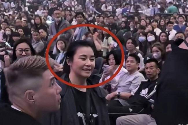 香港知名女星回国现身丈夫演唱会，身材发胖体态差，被调侃像大妈
