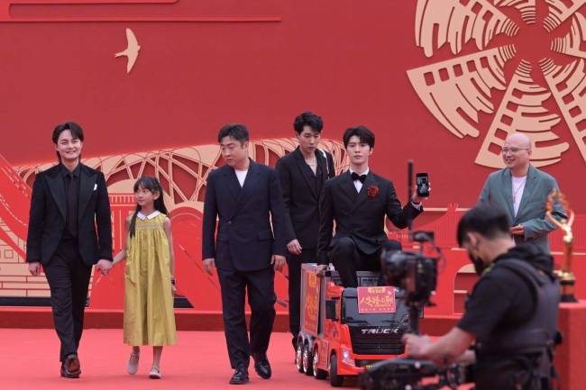 北影红毯看点多，娜扎如仙女下凡，章子怡状态能打，陈红美人老去