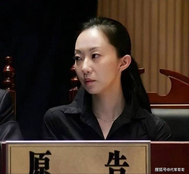 77岁侯耀华与美女歌手举止亲昵引争议，被嘲：已经活成了一个“笑话”