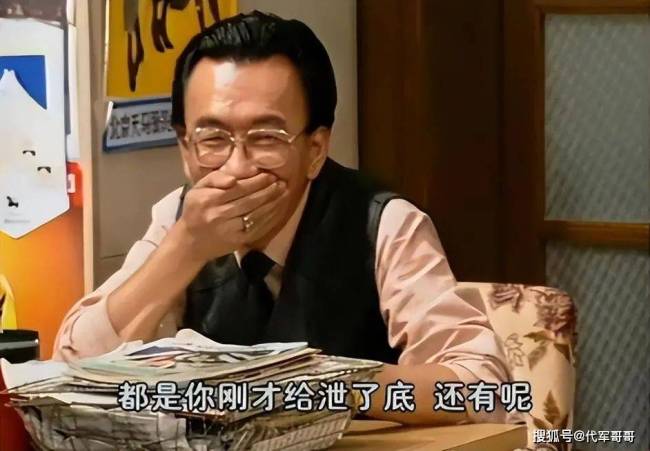 77岁侯耀华与美女歌手举止亲昵引争议，被嘲：已经活成了一个“笑话”