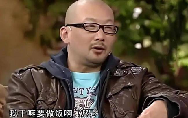 管虎梁静香港街头十指紧扣，丁昱彤崩溃，这场情感闹剧胜负已定