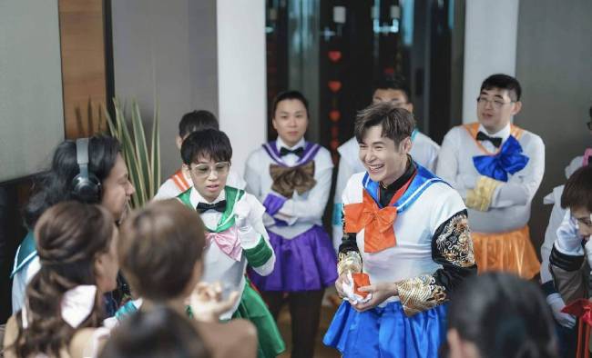 恭喜！香港知名女星今日大婚，帅哥新郎穿美少女制服跳韩舞接亲