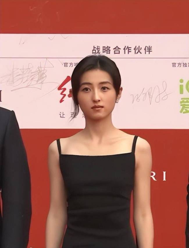 北影红毯看点多，娜扎如仙女下凡，章子怡状态能打，陈红美人老去