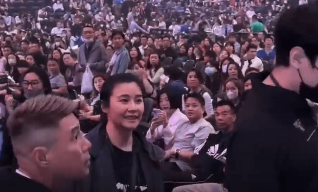 蒙嘉慧现身老公郑伊健演唱会，用日语与观众互动引热议，被质疑忘本