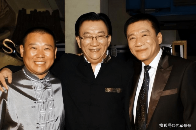77岁侯耀华与美女歌手举止亲昵引争议，被嘲：已经活成了一个“笑话”
