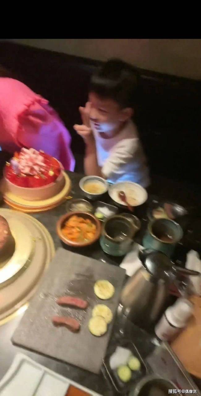 汪小菲回台北庆女儿九岁生日！儿子开心比耶，疑似有神秘嘉宾