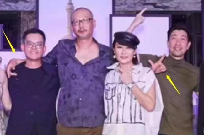 管虎梁静香港街头十指紧扣，丁昱彤崩溃，这场情感闹剧胜负已定