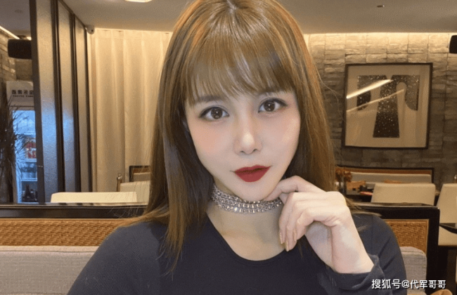 13年前，“宁愿坐在宝马车里哭”的拜金女马诺，如今35岁嫁入豪门了吗？