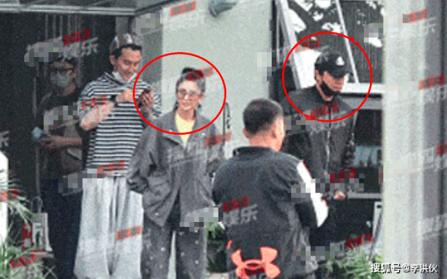带儿子参加佟丽娅电影首映礼，换一种身份守护，陈思诚做到了