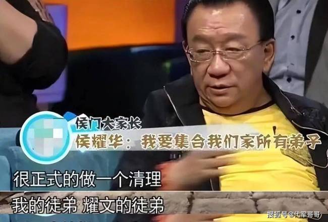 77岁侯耀华与美女歌手举止亲昵引争议，被嘲：已经活成了一个“笑话”
