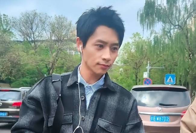魏晨录制五四晚会，状态不佳显憔悴，脸部快瘦脱相，婚后变化太大
