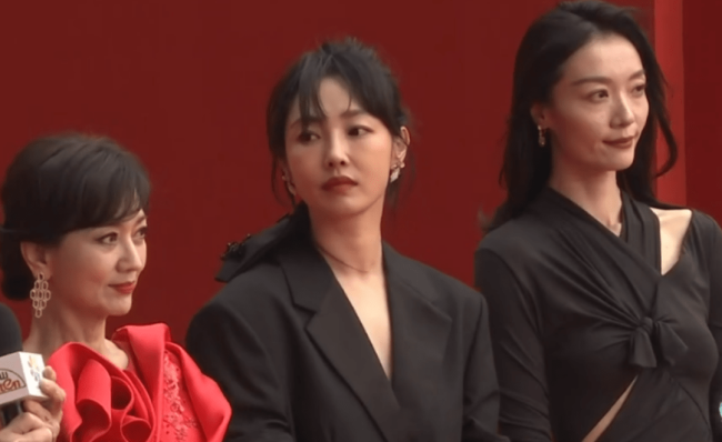 北影红毯看点多，娜扎如仙女下凡，章子怡状态能打，陈红美人老去