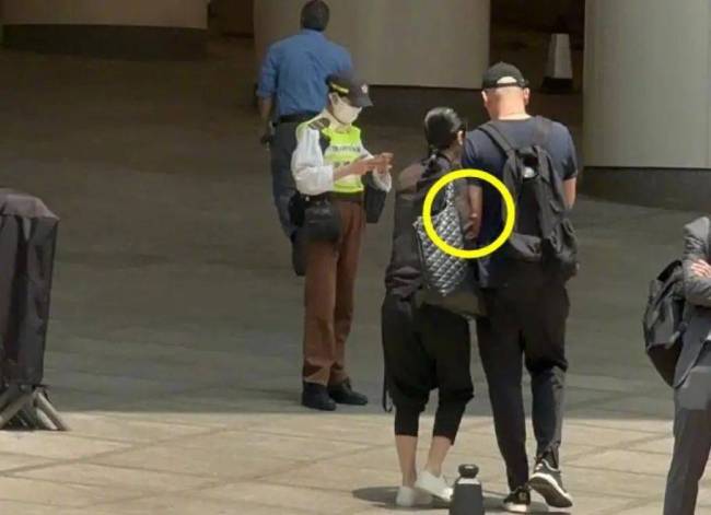 管虎梁静香港街头十指紧扣，丁昱彤崩溃，这场情感闹剧胜负已定