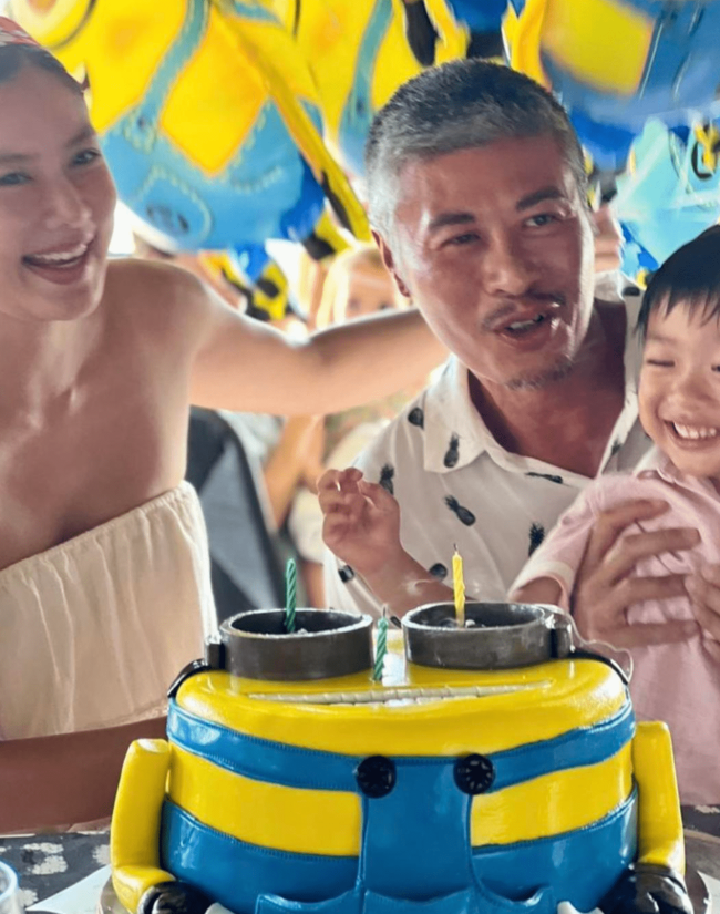 乐基儿一家三口现身主题乐园，孩子父亲白发抢镜，两人被曝已离婚