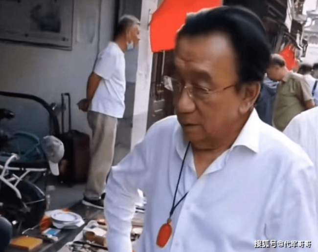 77岁侯耀华与美女歌手举止亲昵引争议，被嘲：已经活成了一个“笑话”