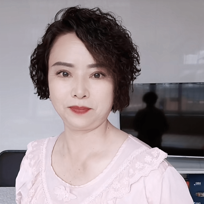 62岁央视主持张宏民太尴尬！遭小五岁粉丝疯狂示爱，梦想五一结婚