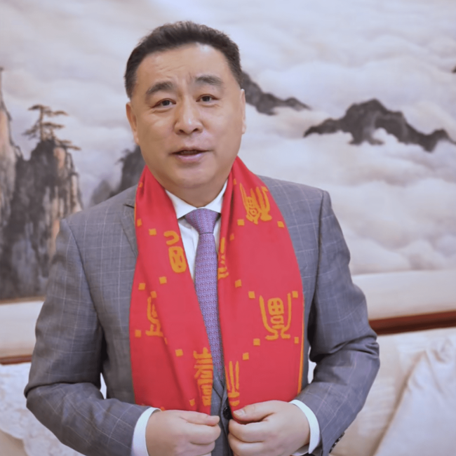 62岁央视主持张宏民太尴尬！遭小五岁粉丝疯狂示爱，梦想五一结婚