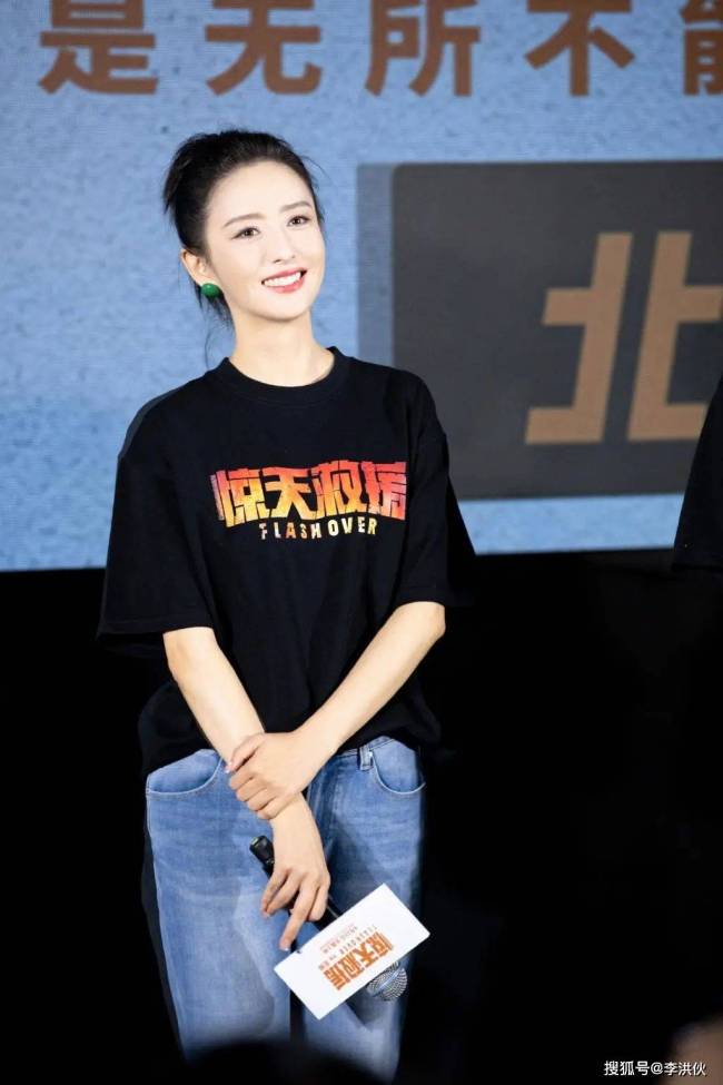 带儿子参加佟丽娅电影首映礼，换一种身份守护，陈思诚做到了