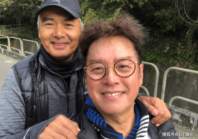 看到陈百祥对路人的态度，我想说：张杰谢娜，你们有什么可狂的？
