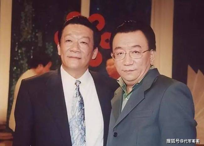 77岁侯耀华与美女歌手举止亲昵引争议，被嘲：已经活成了一个“笑话”
