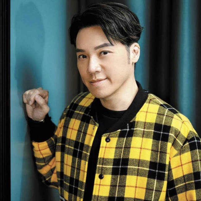 王贤志为父亲庆生罕晒全家福，同性爱人出席寿宴，已融入对方家族