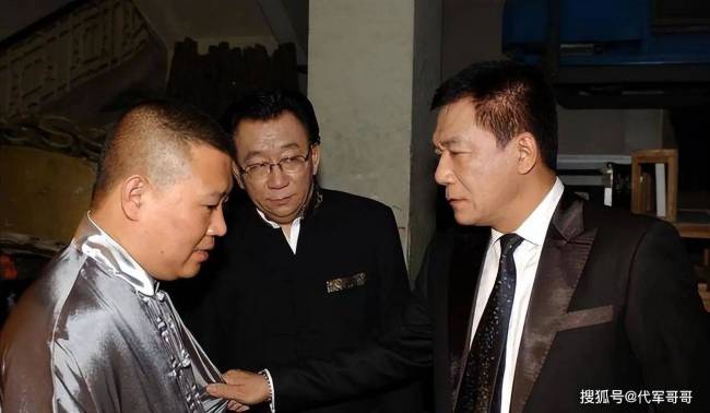 77岁侯耀华与美女歌手举止亲昵引争议，被嘲：已经活成了一个“笑话”