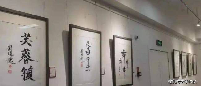 刘晓庆还是揭开了自私的面具，请粉丝吃饭卖书法，流着泪也要赚钱