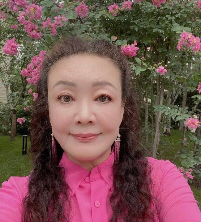 汪小菲再认S妈丈母娘，张兰信托冻结被团队背刺，这家人总在“狗血”里打转？