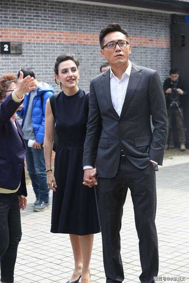 刘烨混血儿子罕见露面！模样帅气有型气质佳，可五官不太像爸爸