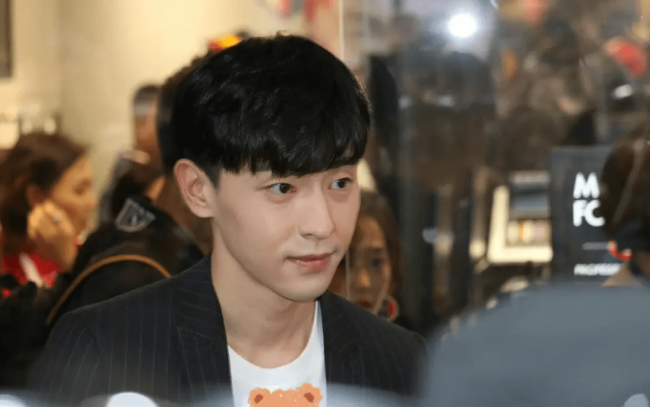 邓伦隐婚生女?参加朋友婚礼超低调,全程抱着小女孩动作娴熟