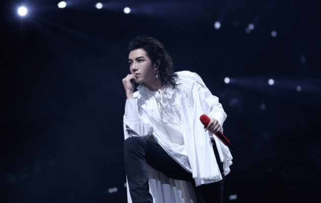 华晨宇再创纪录20万张门票瞬间售罄不卖柱子票成热点