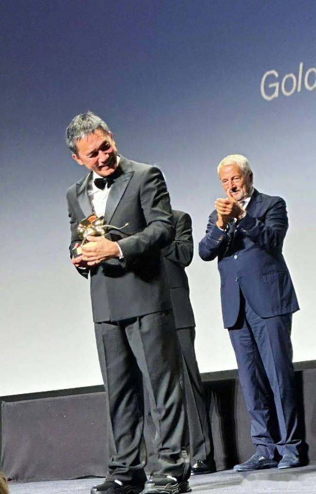 梁朝伟领取第80届威尼斯电影节终身成就金狮奖