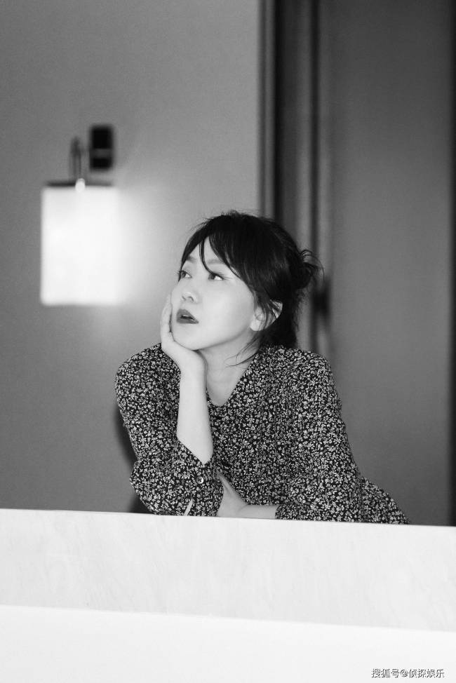 52岁闫妮被传与小7岁李晨恋爱,双方齐齐发声辟谣:假的