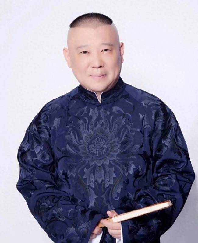 郭德纲海外门票收入超2亿粉丝激动下跪妻子儿子衣品差被吐槽