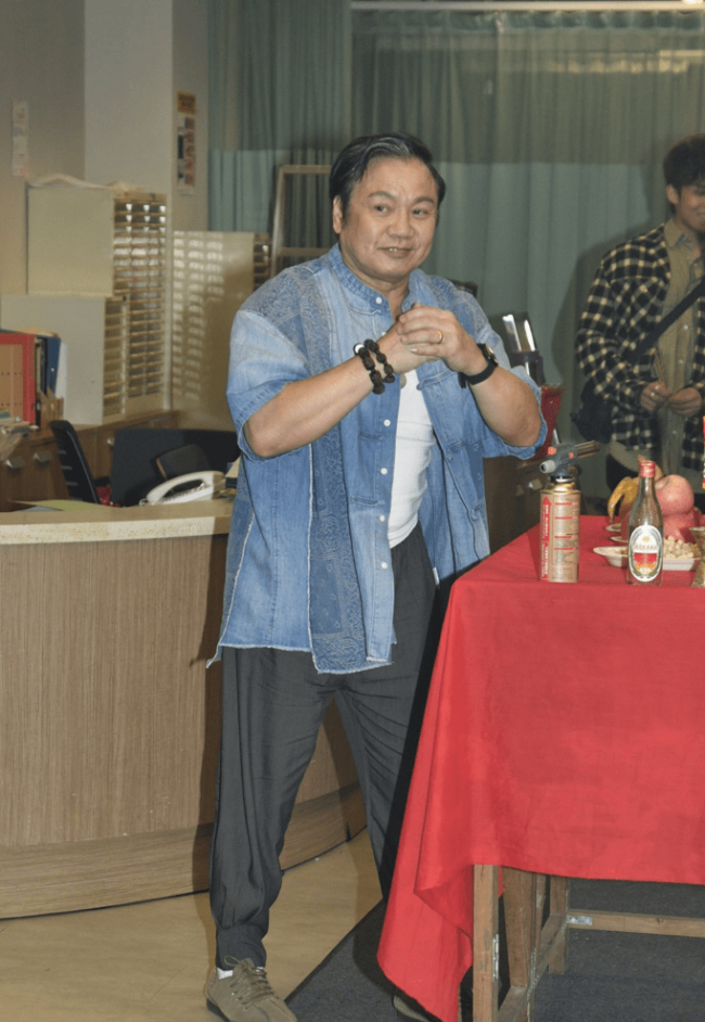 68岁tvb绿叶罗莽近况曝光,头发花白略发福,与小20岁女友仍未婚