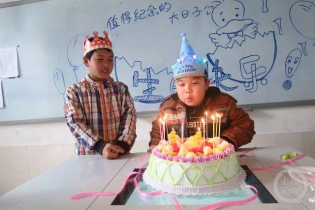 被预言＂活不过18岁＂的男孩迎19岁生日 妈妈送他3句话