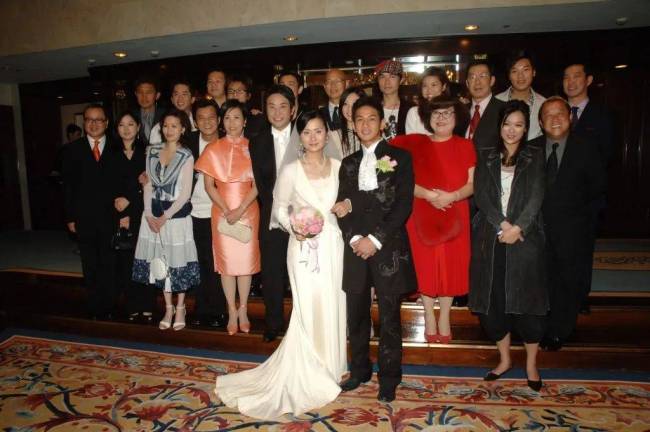 TVB知名男星妻子罕见露面，岳父留下五十亿遗产，两人结婚时刘德华曾送大礼