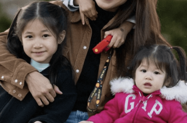 钟嘉欣母亲节秀幸福，被三个孩子环绕，两个女儿如同饼印颜值好高