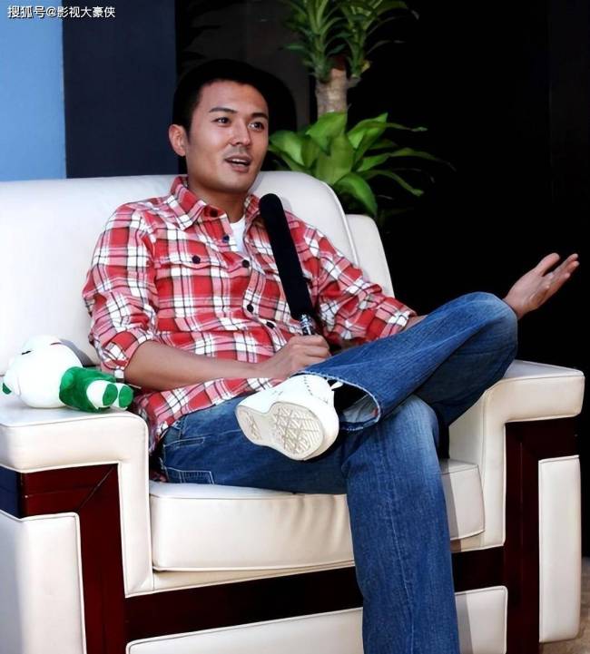 演员于小伟：和高圆圆分手后，转头娶平凡妻子，现在怎么样了？