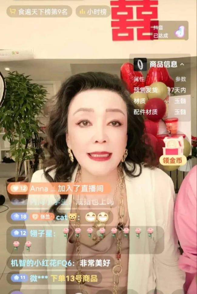 汪小菲大婚后首现身，和小梅现身上海，小梅手捧鲜花太可爱，超甜