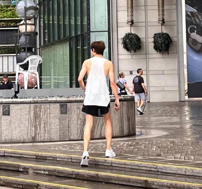 林更新在香港冒雨跑步，又高又瘦很自律，腿上有一块淤青